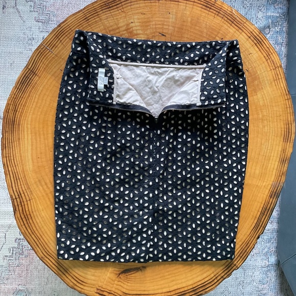 Ann Taylor LOFT Skirt Black Pencil Eyelet 4 Petite - Picture 4 of 6